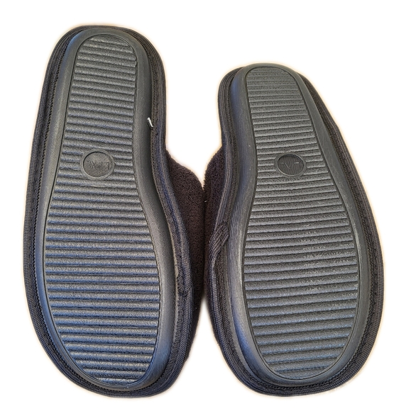 Men's soft, cozy, comfy slippers embroidered with "Mr. Wonderful" . - Picture 2 of 2